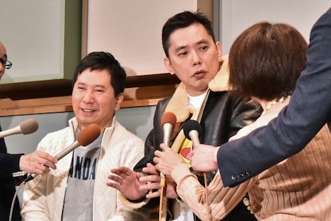 囲み取材に応じる爆笑問題。