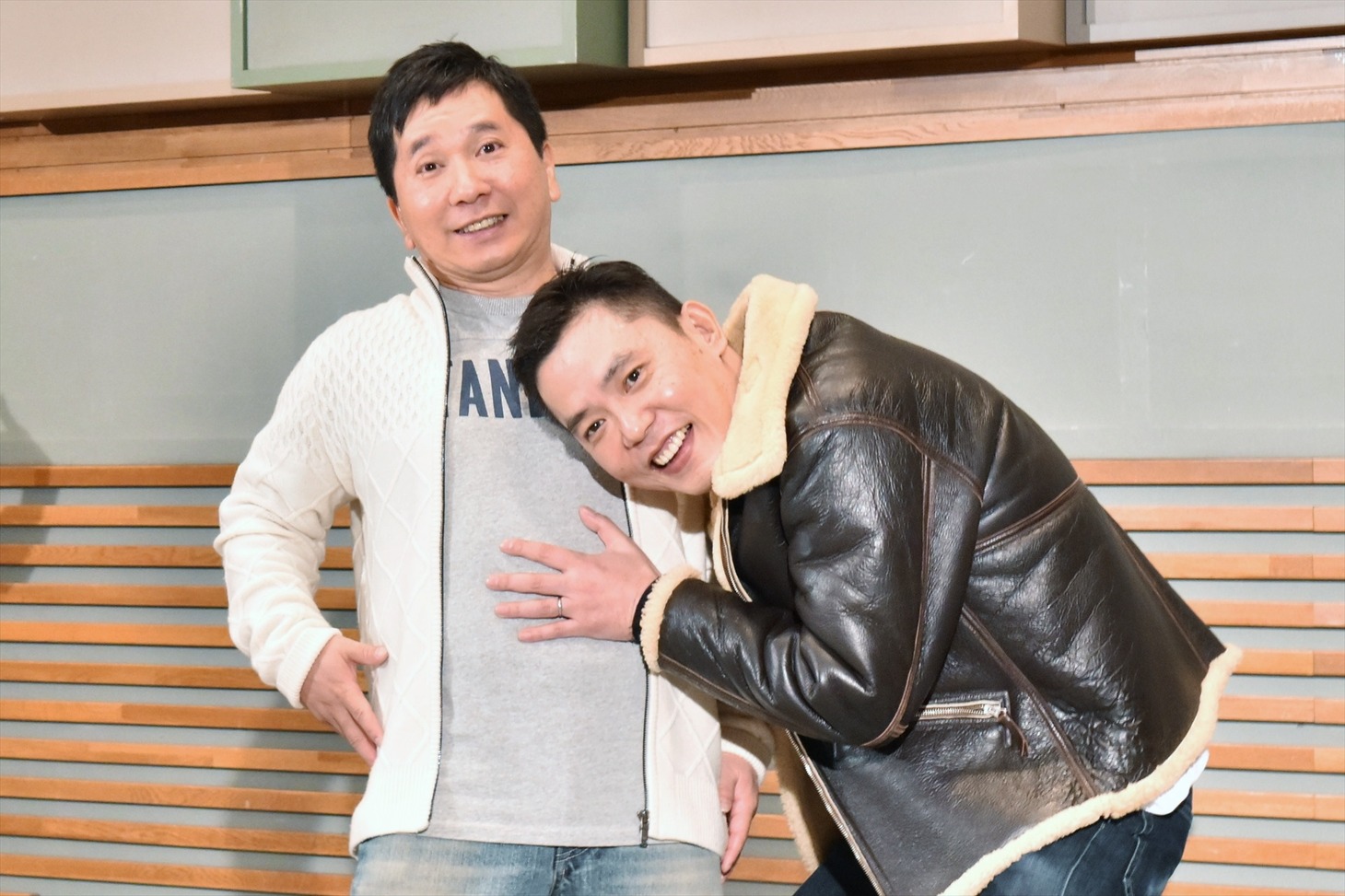 妻・山口もえの妊娠を発表した爆笑問題・田中（左）と、相方の太田（右）。