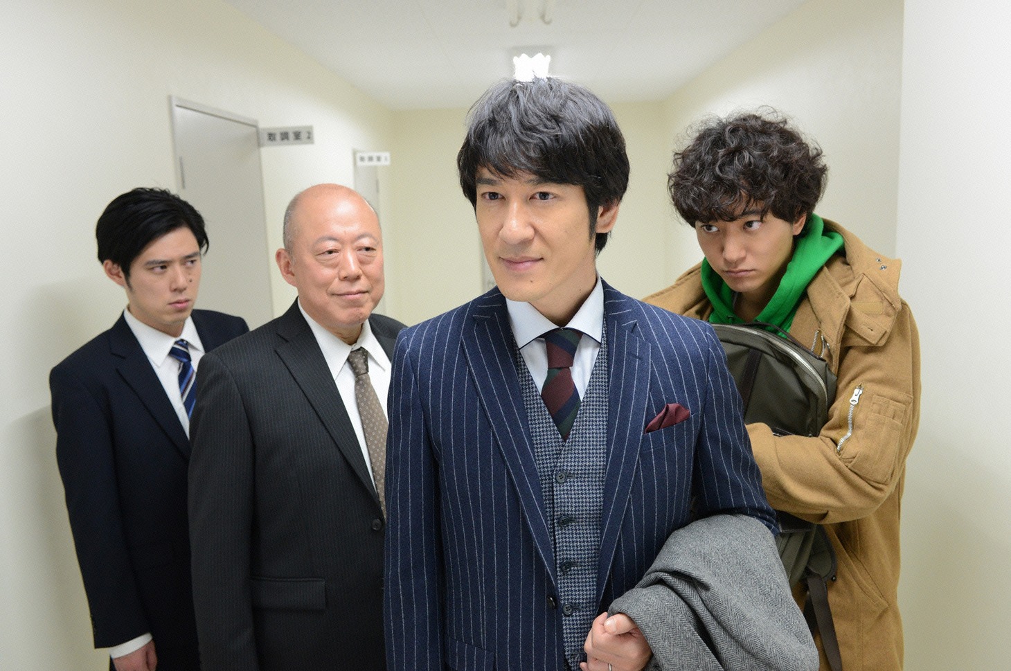 ドラマ「増山超能力師事務所」のワンシーン。左から井下好井・好井、六平直政、ココリコ田中、浅香航大。(c)読売テレビ