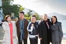 左から高橋真麻、高橋英樹、アンタッチャブル山崎、中尾彬、池波志乃。(c)メ～テレ