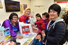 トミカショップで1日店長を務めるメイプル超合金（左）。(c)TOMY/ドライブヘッド・TBS