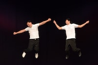 「女子のグループが海に行ったら絶対撮る写真」を披露する藤崎マーケット。