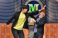 漫才でトークテーマを発表するからし蓮根。(c)読売テレビ