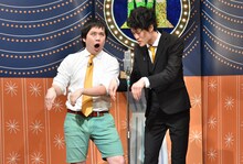 漫才でトークテーマを発表する霜降り明星。(c)読売テレビ