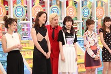 「金曜★ロンドンハーツ 2時間スペシャル」の「うぬぼれ注意 オンナの自分番付」で、女性芸能人10人の中から「付き合いたいNo.1」を選ぶメイプル超合金カズレーザー（中央）。(c)テレビ朝日