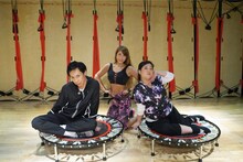 「極上空間 ～小さなクルマ、大きな未来。～」でトランポリンエクササイズに挑戦するアジアン馬場園（右）と、大倉孝二（左）。(c)BS朝日