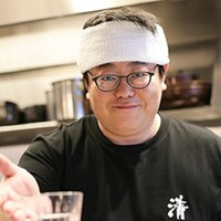 ドラマ「名古屋行き最終列車2017」に出演したタイムマシーン3号・関。(c)メ～テレ