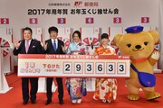 「2017年用年賀 お年玉くじ抽せん会」に登場した（左から）ブラックマヨネーズ、岡田結実、女子レスリングの登坂絵莉選手。