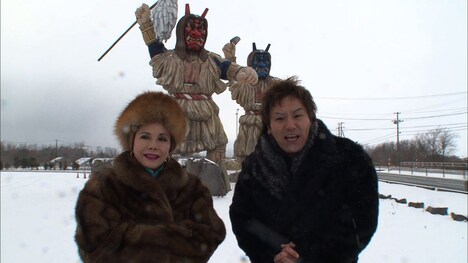 （左から）デヴィ夫人、狩野英孝。(c)関西テレビ