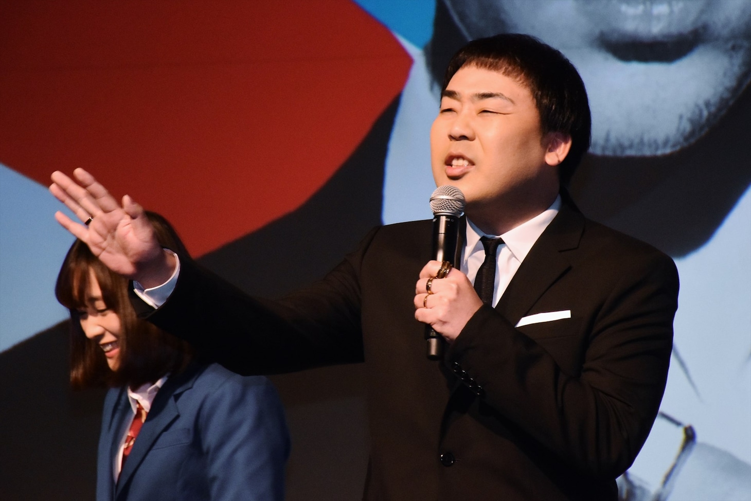 ジャスティン・ビーバーになりきって登場するフットボールアワー岩尾（右）。