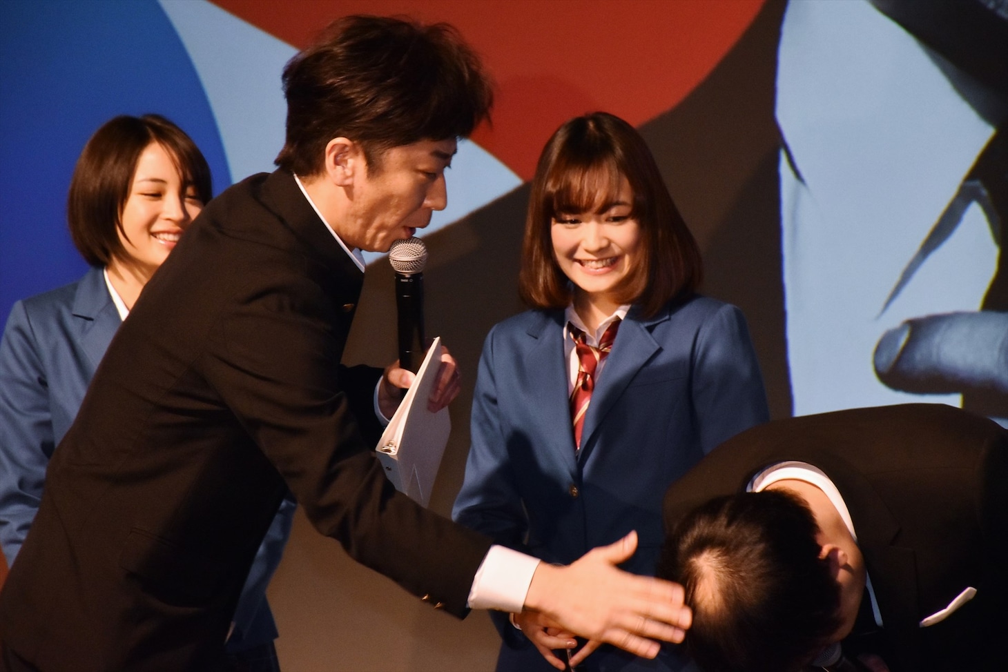 フットボールアワー岩尾（手前右）に「ハゲとるやないかい！」とツッコむフットボールアワー後藤（手前左）。