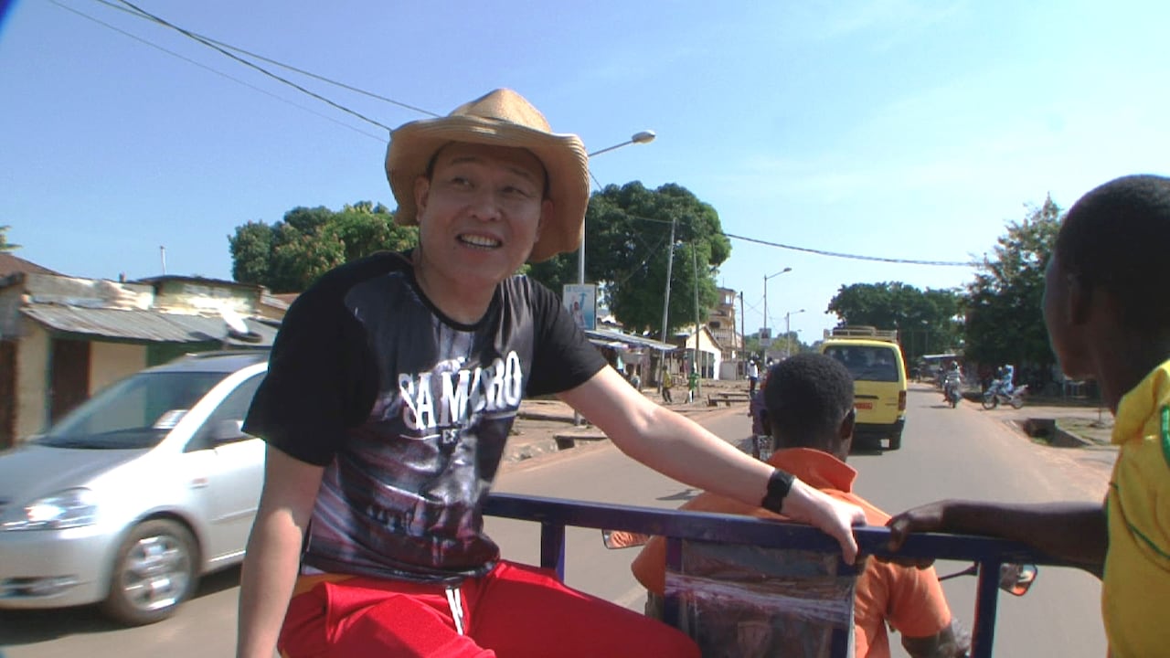 「世界の村で発見！こんなところに日本人 2時間スペシャル」でトーゴ共和国を訪れる千原せいじ。(c)ABC
