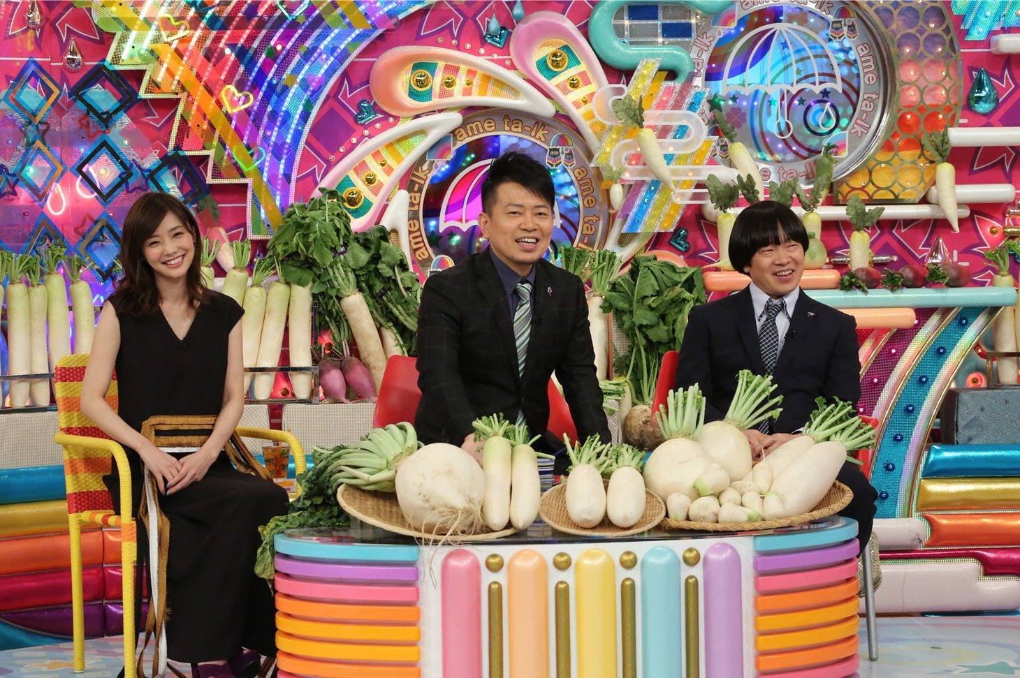 「アメトーーク！」MCの雨上がり決死隊と、ゲストの倉科カナ（左）。(c)テレビ朝日