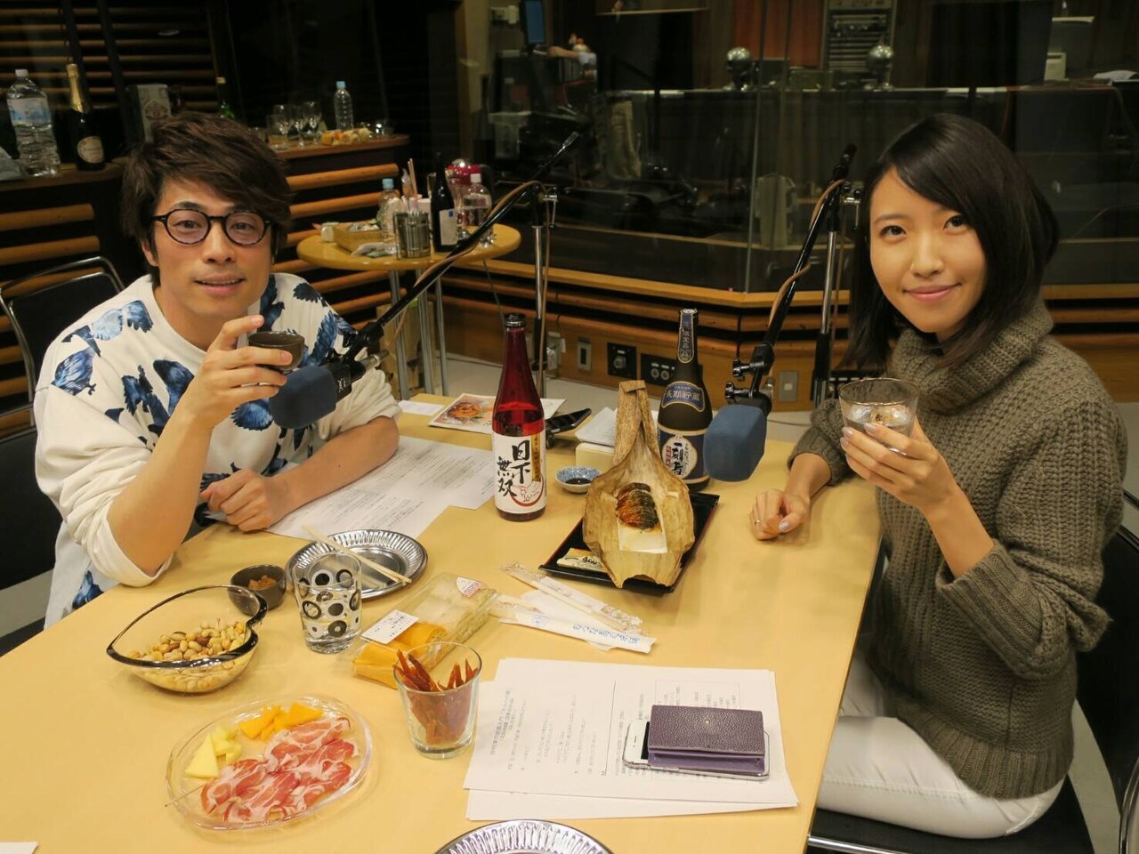 左からロンドンブーツ1号2号・田村淳、大関綾氏。(c)TOKYO FM