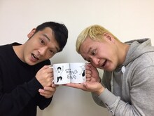 オリジナルマグカップを持つガリットチュウ。