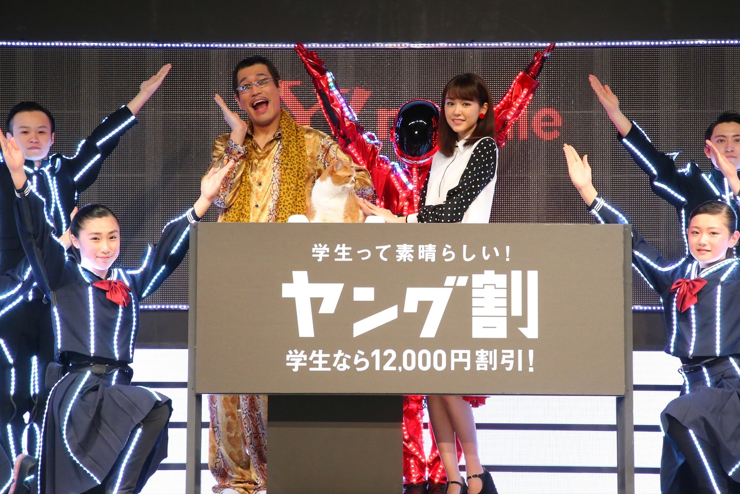 （中央左から）ピコ太郎と桐谷美玲。