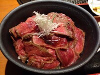 ココロ焦がれの極上ローストビーフ丼。