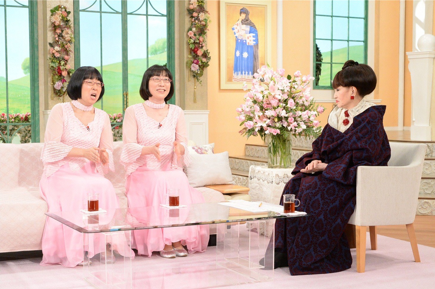 （左から）阿佐ヶ谷姉妹、黒柳徹子。(c)テレビ朝日