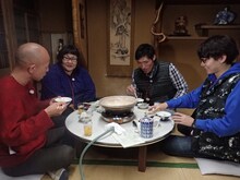 「旅ずきんちゃん」で鍋を囲む（左から）バイきんぐ小峠、メイプル超合金・安藤なつ、篠原信一、三四郎・小宮。(c)CBC