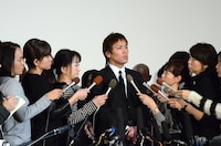 会見に出席した狩野英孝。