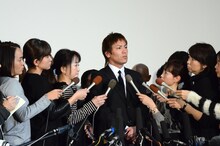 会見に出席した狩野英孝。