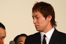 会見に出席した狩野英孝。