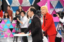 （手前左から）トレンディエンジェル斎藤、メイプル超合金カズレーザー。(c)関西テレビ