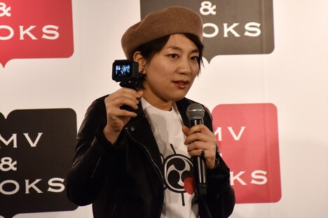 自身のYouTube用に動画を撮影する日本エレキテル連合・橋本。