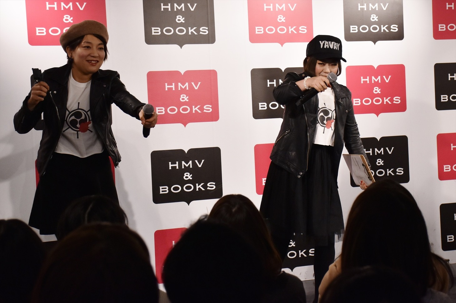 イベントに来場したファンとコール＆レスポンスを展開する日本エレキテル連合。