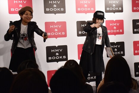 イベントに来場したファンとコール＆レスポンスを展開する日本エレキテル連合。