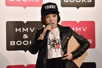 衣装について説明する日本エレキテル連合・中野。