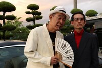 映画「獣道」に出演する（左から）でんでん、カラテカ矢部。(c)third window films