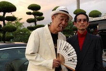 映画「獣道」に出演する（左から）でんでん、カラテカ矢部。(c)third window films