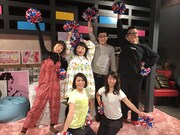 チアダンスに挑戦した渡辺直美（後列左から2人目）、シソンヌ（右から2人）ら。(c)TBS