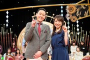 「1周回って知らない話」の東野幸治と川田裕美アナウンサー（左から）。