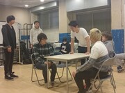 「『アッパー×ソール』-こちらスポーツシューズ開発部-」の稽古の様子。