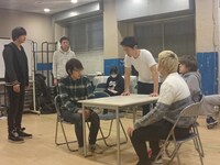 「『アッパー×ソール』-こちらスポーツシューズ開発部-」の稽古の様子。