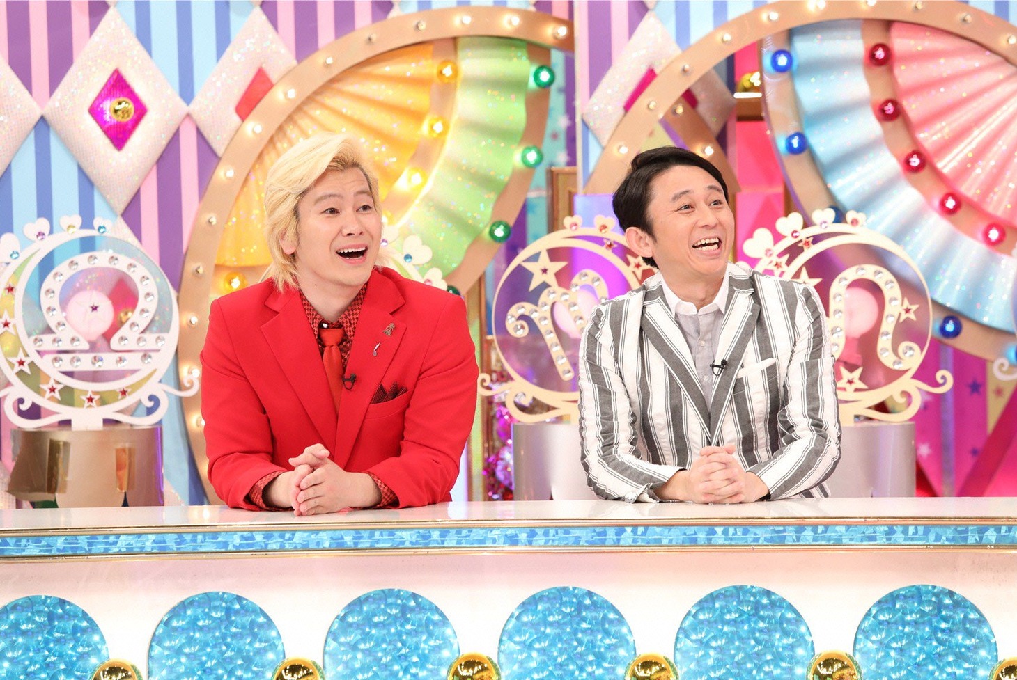 （左から）メイプル超合金カズレーザー、有吉弘行。(c)テレビ朝日