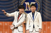 漫才でトークテーマを発表する吉田たち。(c)読売テレビ