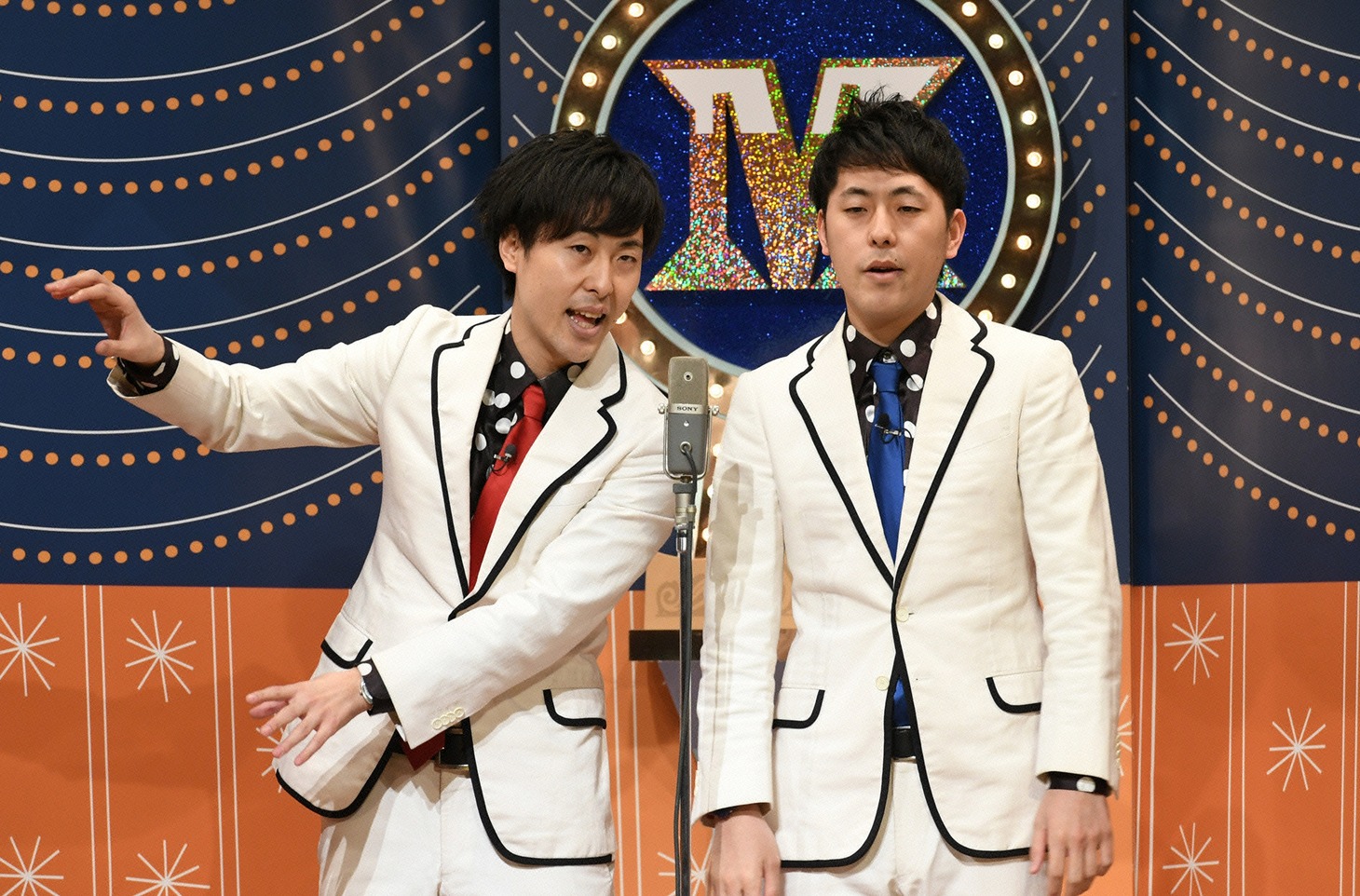 漫才でトークテーマを発表する吉田たち。(c)読売テレビ