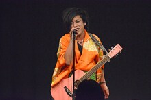 新曲「GT～触れないで～」を熱唱するぺこぱ松陰寺。