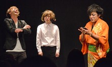 ザ・パーフェクトからの手紙を読み上げるぺこぱ松陰寺（右）。