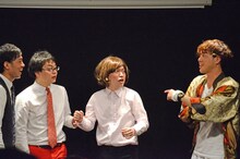 ゲームでミスした脳みそ夫（右から2番目）を責める一同。