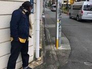 ロバート山本を待ち伏せするロバート秋山。(c)メ～テレ