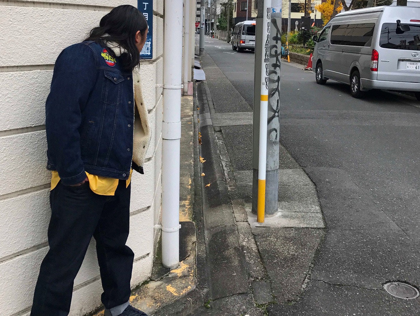 ロバート山本を待ち伏せするロバート秋山。(c)メ～テレ