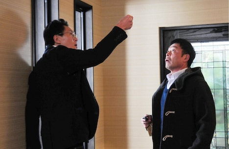 「バイプレイヤーズ～もしも6人の名脇役がシェアハウスで暮らしたら～」第3話のワンシーン。(c)「バイプレイヤーズ」製作委員会