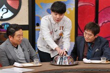 妻の手料理を披露するプリマ旦那・河野（中央）。(c)MBS