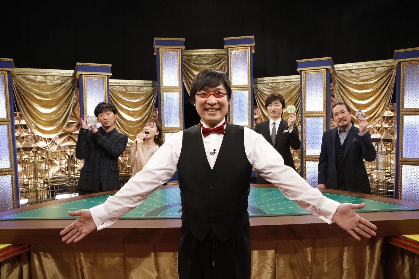 「セオリー崩壊！あまのジャック」MCの南海キャンディーズ山里（中央）とゲストたち。(c)関西テレビ