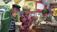 「松本家の休日」でカップ焼きそばを口に運ぶ（左から）たむらけんじ、松本人志、雨上がり決死隊・宮迫。(c)ABC