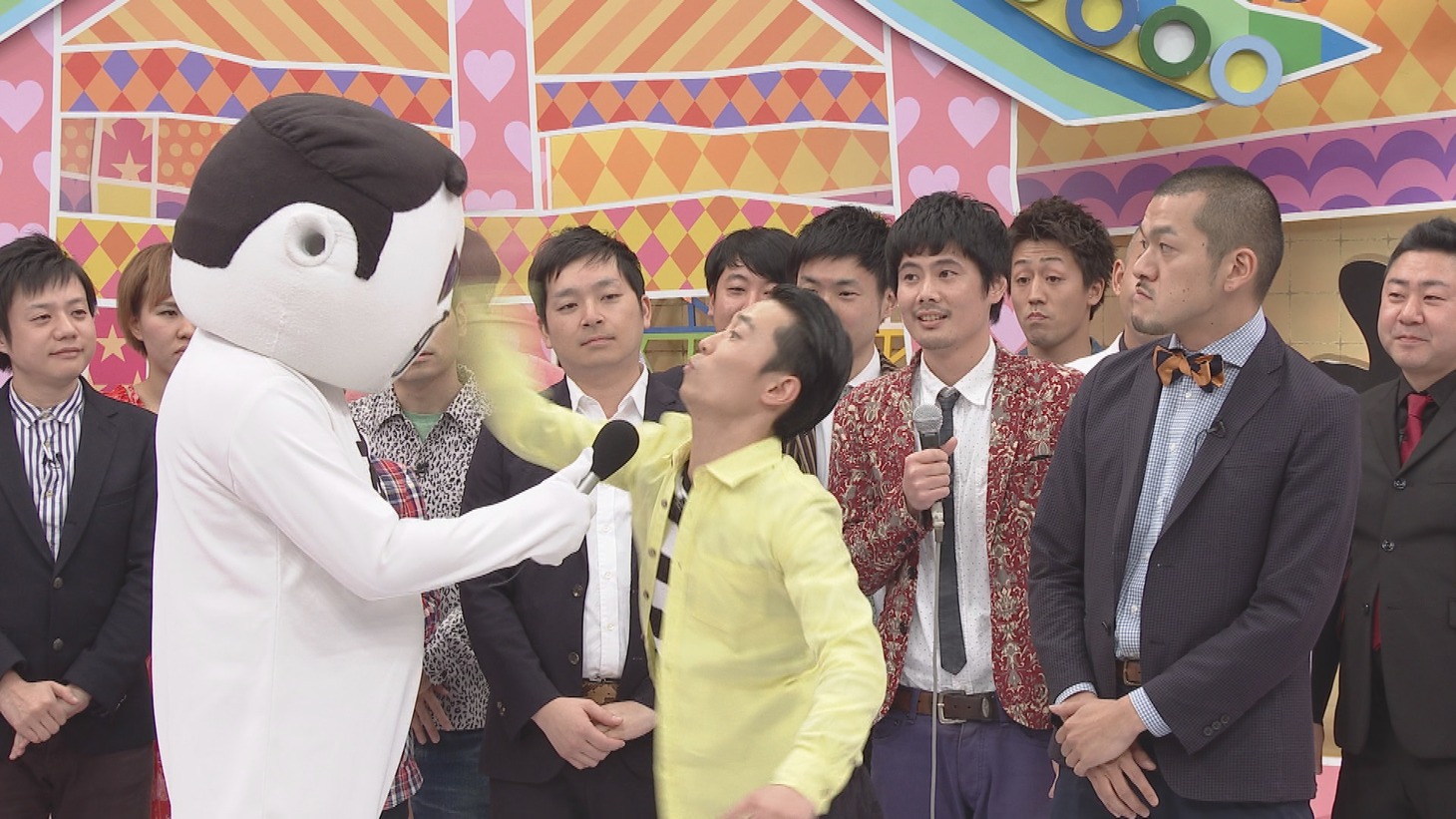 「前略、西東さん」で西東さん（手前左）をどつく、カミナリたくみ（中央）。(c)CTV